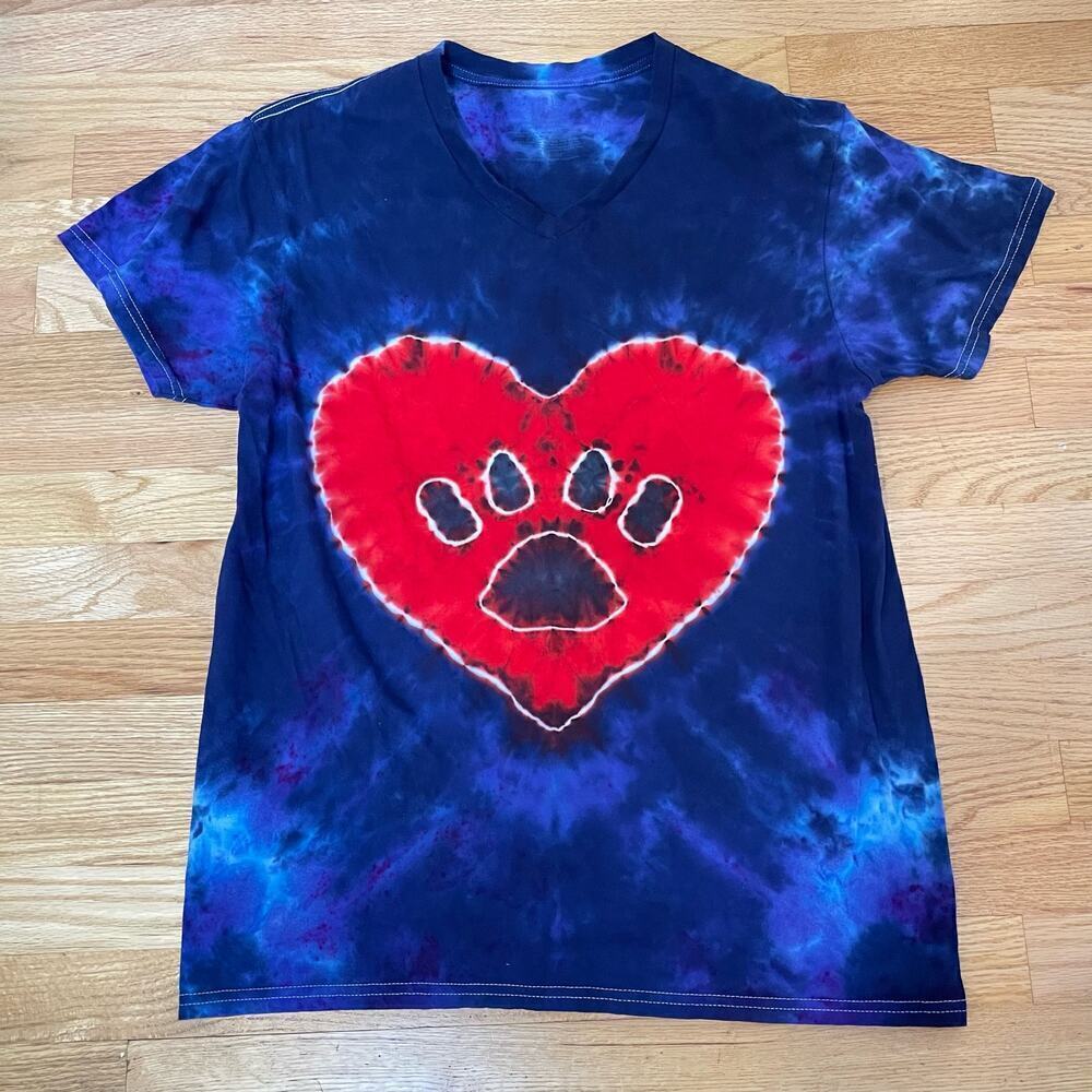 handmade tie dyed unisex tshirt paw print in a heart L - Picture 2 of 7